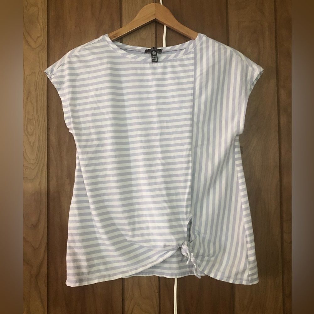 Jones New York womens striped shirt. Size small. Blue and white